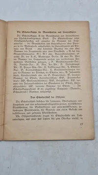 Uniformen, Abzeichen, Dienstgrade, sowie Fahnen und Standarten. Originalt