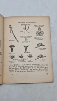 Uniformen, Abzeichen, Dienstgrade, sowie Fahnen und Standarten. Originalt