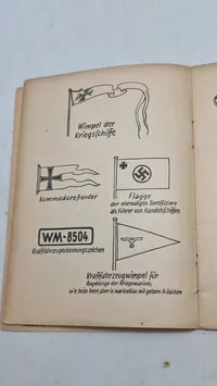 Uniformen, Abzeichen, Dienstgrade, sowie Fahnen und Standarten. Originalt
