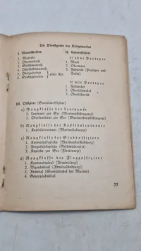 Uniformen, Abzeichen, Dienstgrade, sowie Fahnen und Standarten. Originalt