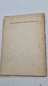 Uniformen, Abzeichen, Dienstgrade, sowie Fahnen und Standarten. Originalt