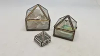 Samling krystaller med små montre