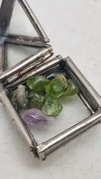 Samling krystaller med små montre