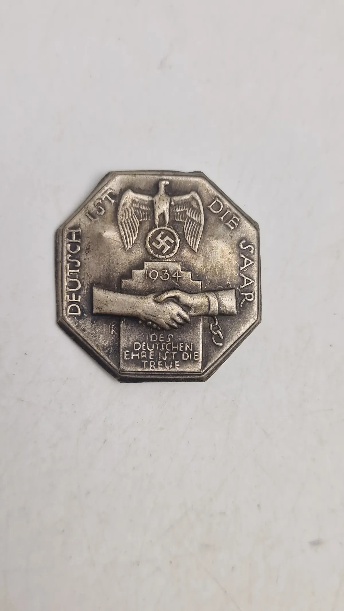 Tinnie fra 1934, der fejrer Saar-områdets genforening med Tyskland. Original