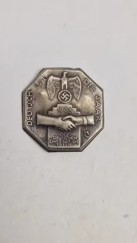 Tinnie fra 1934, der fejrer Saar-områdets genforening med Tyskland. Original