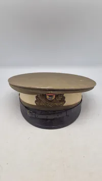 Dansk M/23 kasket, dateret 1939 og navngiven med prøjsisk skygge. Original