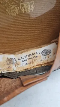 Dansk M/23 kasket, dateret 1939 og navngiven med prøjsisk skygge. Original