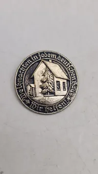 WHW pin, "Weihnachten in jedem deutschen Haus – Wir helfen". Original