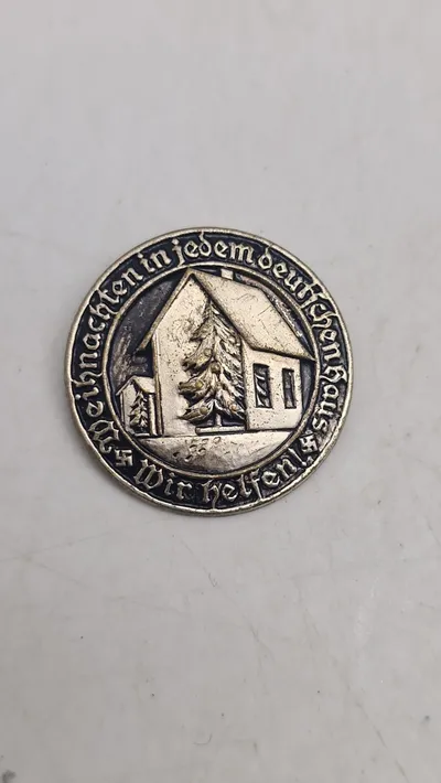 WHW pin, "Weihnachten in jedem deutschen Haus – Wir helfen". Original
