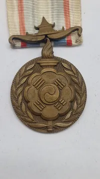 Fransk "Médaille commémorative des opérations de l'ONU en Corée" (Minde-medalje for De Forenede Nationers operationer i Korea). Original