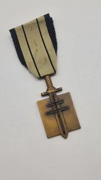 Fransk Ordre de la Libération (Befrielsesordenen), som blev indstiftet under 2. verdenskrig for at ære dem, der kæmpede for Frankrigs befrielse. Original