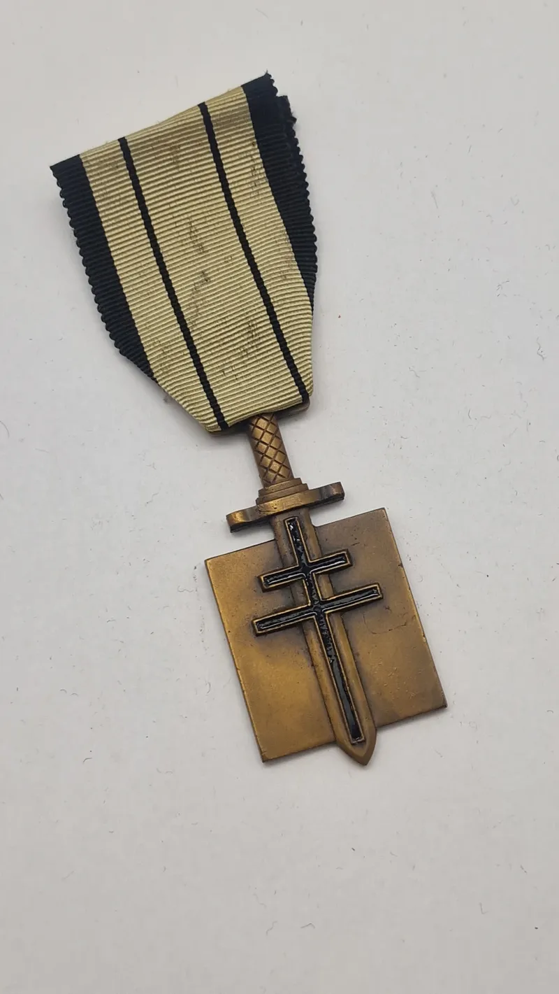Fransk Ordre de la Libération (Befrielsesordenen), som blev indstiftet under 2. verdenskrig for at ære dem, der kæmpede for Frankrigs befrielse. Original