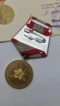 sovjetisk jubilæumsmedalje for 60-året for de væbnede styrker (Jubileinaja medal "60 let Vooruzjonnykh Sil SSSR"). Orignal