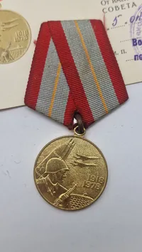 sovjetisk jubilæumsmedalje for 60-året for de væbnede styrker (Jubileinaja medal "60 let Vooruzjonnykh Sil SSSR"). Orignal