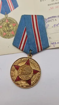 jubilæumsmedalje for 50-året for Sovjetunionens væbnede styrker (russisk: Юбилейная медаль «50 лет Вооружённых Сил СССР»), der blev indstiftet den 26. december 1967. Original