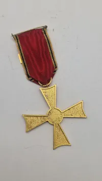 Bundesverdienstkreuz (Forbundsrepublikken Tysklands Fortjenstorden), specifikt en udgave med en 50-års nål for lang og tro tjeneste. Original