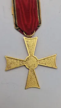 Bundesverdienstkreuz (Forbundsrepublikken Tysklands Fortjenstorden), specifikt en udgave med en 50-års nål for lang og tro tjeneste. Original