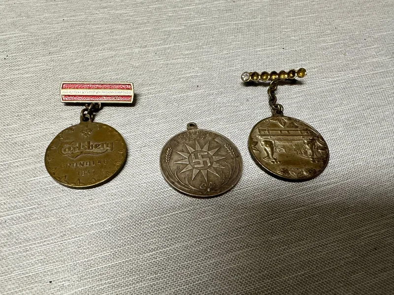 Samling Carlsberg medaljer, soltegn mm.