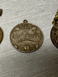 Samling Carlsberg medaljer, soltegn mm.