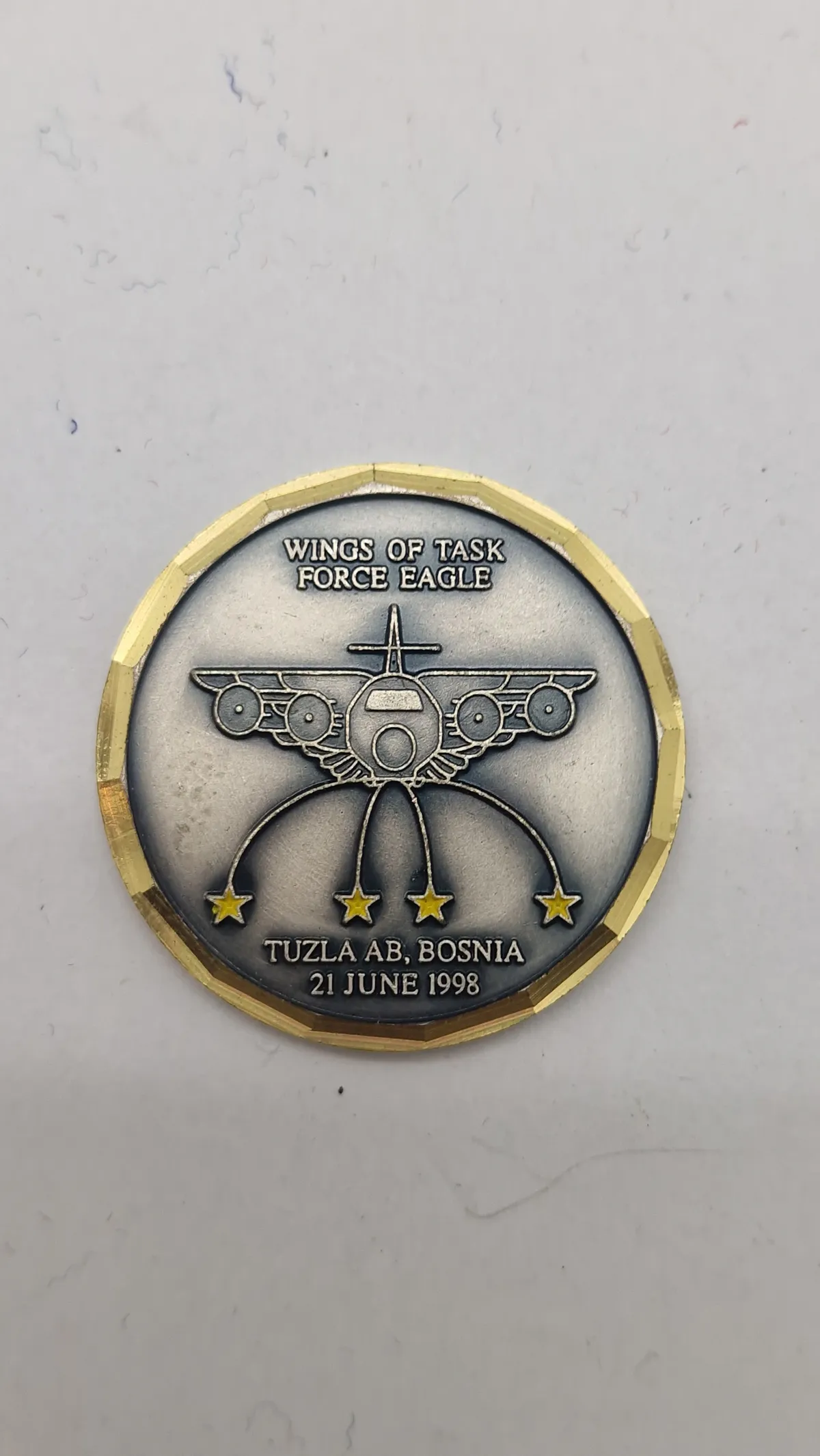 Challenge coin fra Tuzla Air Base i Bosnien, dateret 21. juni 1998, der fejrer "Wings of Task Force Eagle”