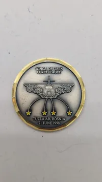 Challenge coin fra Tuzla Air Base i Bosnien, dateret 21. juni 1998, der fejrer "Wings of Task Force Eagle”