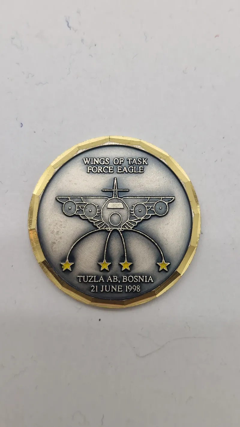 Challenge coin fra Tuzla Air Base i Bosnien, dateret 21. juni 1998, der fejrer "Wings of Task Force Eagle”