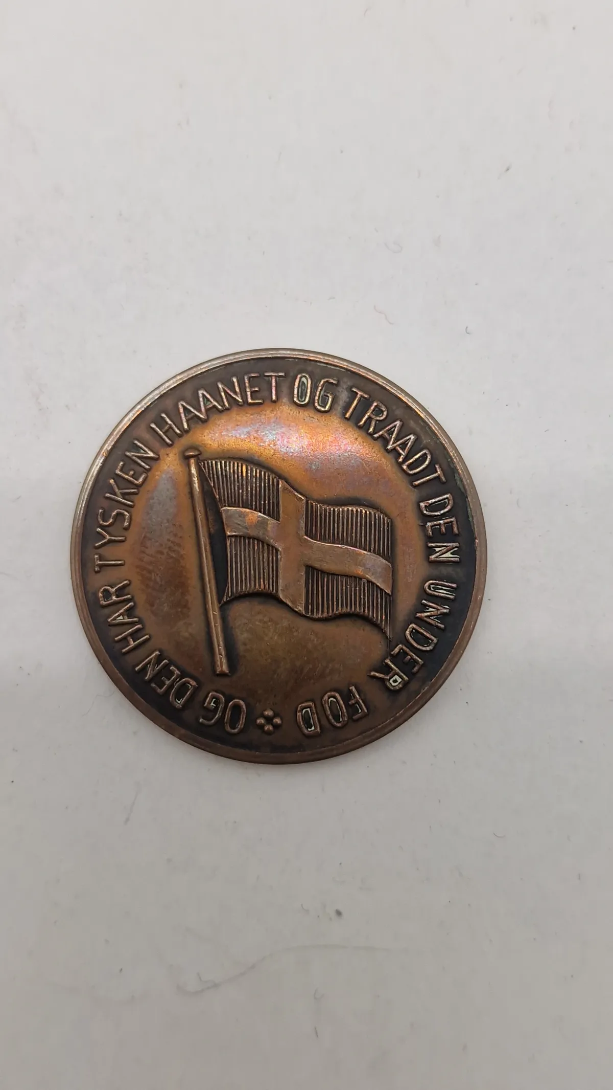 Dansk ww2 mønt med teksten "Husk Kai Munk og alle de andre". Original