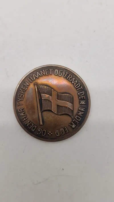 Dansk ww2 mønt med teksten "Husk Kai Munk og alle de andre". Original