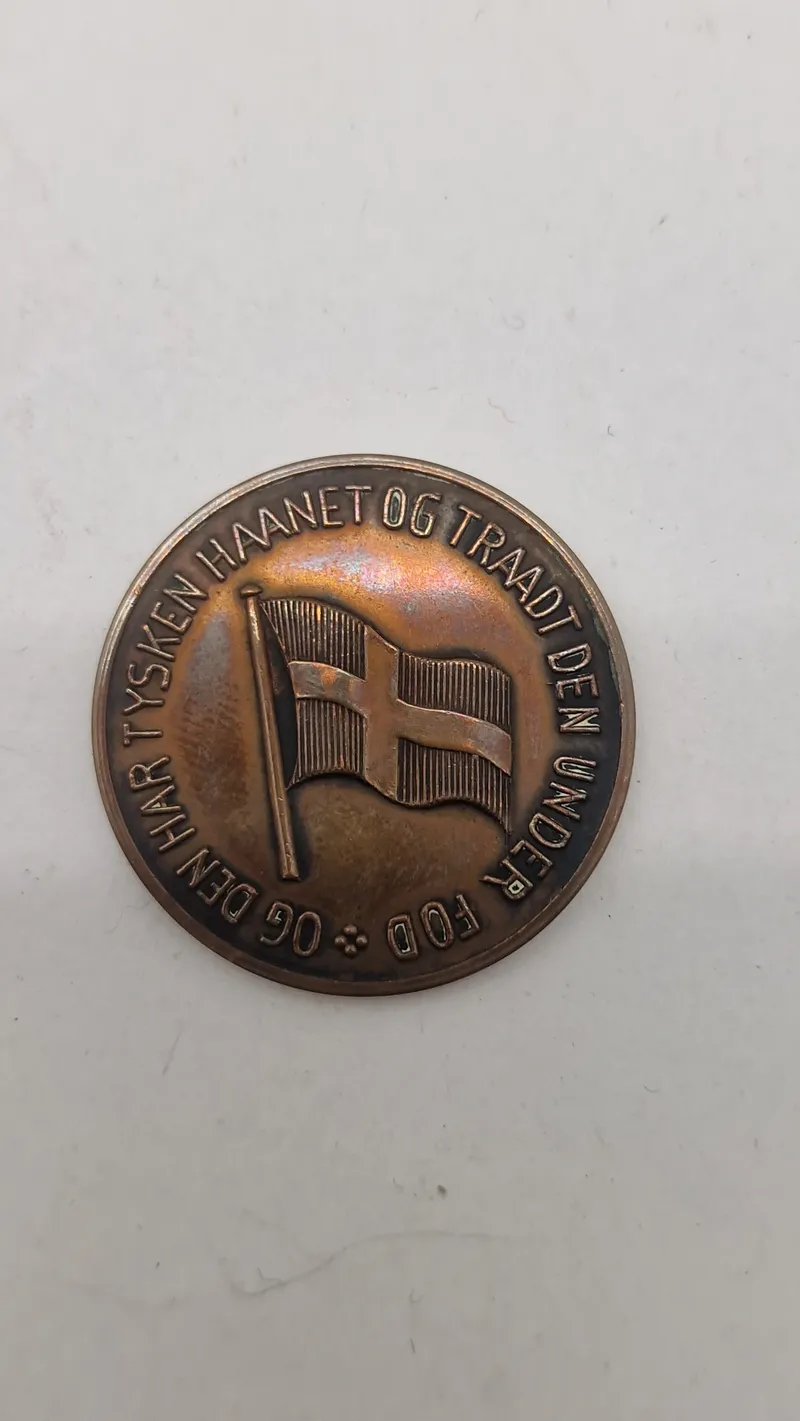Dansk ww2 mønt med teksten "Husk Kai Munk og alle de andre". Original