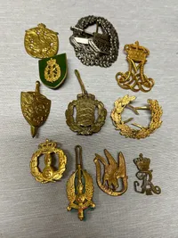 Samling regimentsmærker  mm.