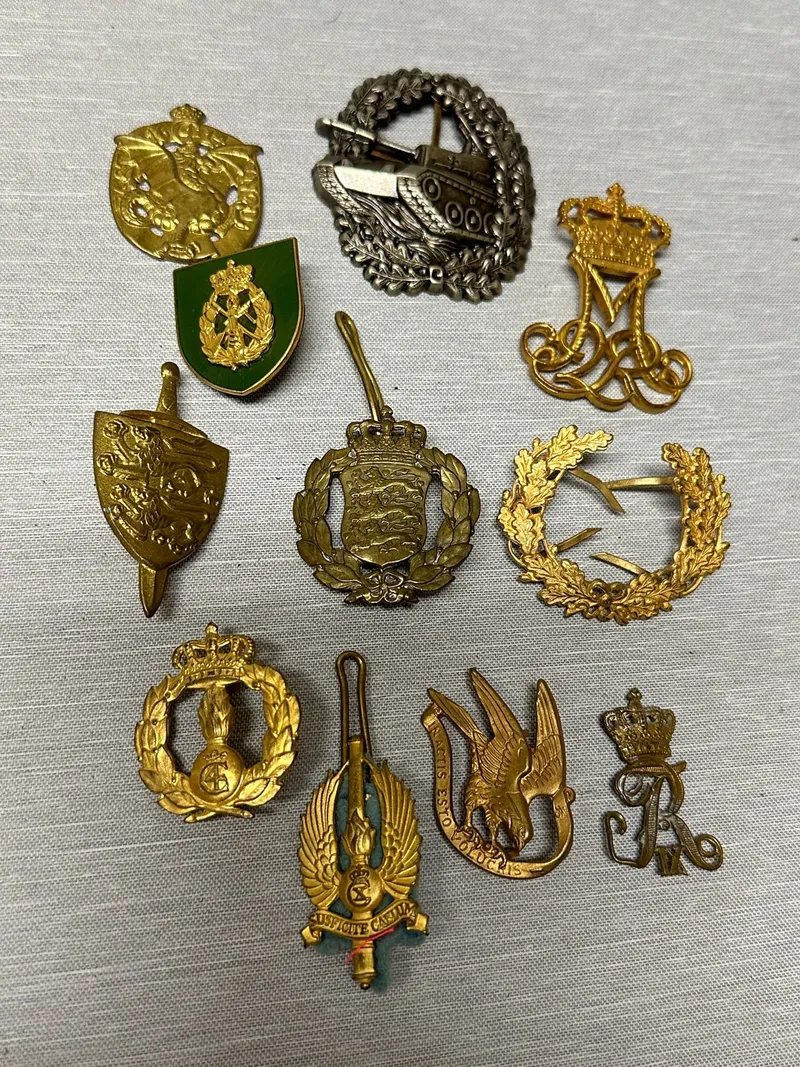 Samling regimentsmærker  mm.