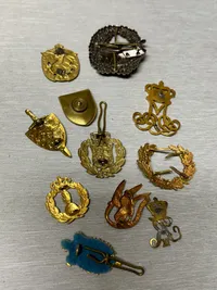 Samling regimentsmærker  mm.