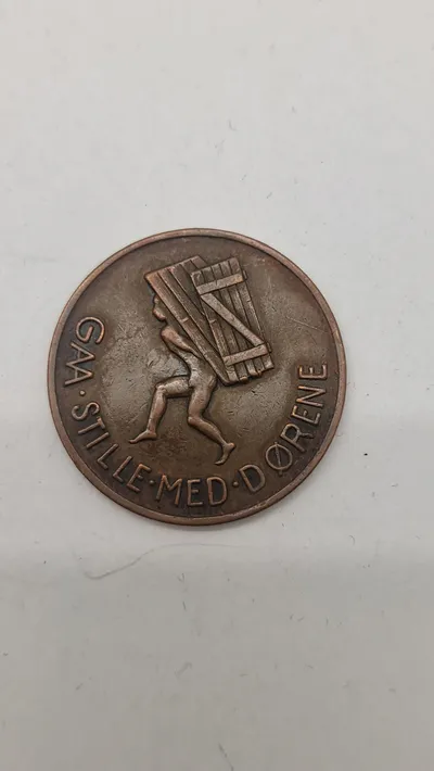 Dansk stikkermønt “Gaa Stille med Dørene”. Original