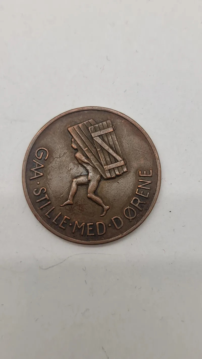Dansk stikkermønt “Gaa Stille med Dørene”. Original
