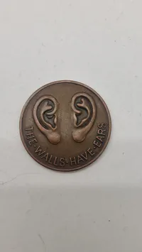 Dansk stikkermønt “Gaa Stille med Dørene”. Original
