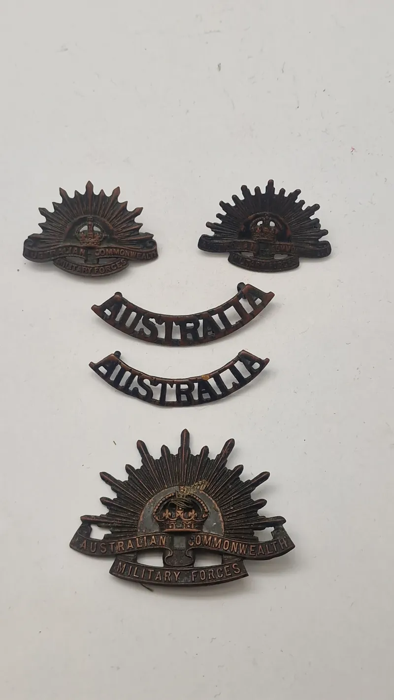 Lot australsk “Rising Sun" uniformsemblemmer, ww1. Originale