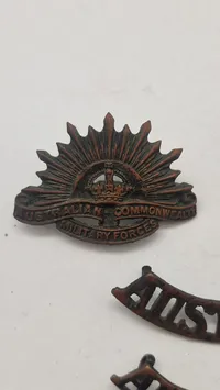 Lot australsk “Rising Sun" uniformsemblemmer, ww1. Originale