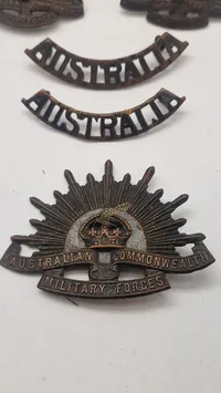 Lot australsk “Rising Sun" uniformsemblemmer, ww1. Originale