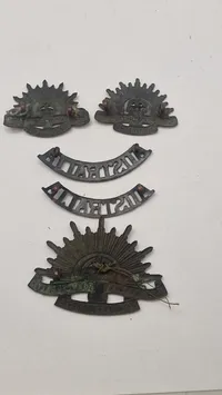 Lot australsk “Rising Sun" uniformsemblemmer, ww1. Originale
