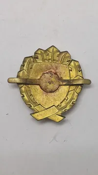 Estisk politiemblem for uniformshuer. Originalt