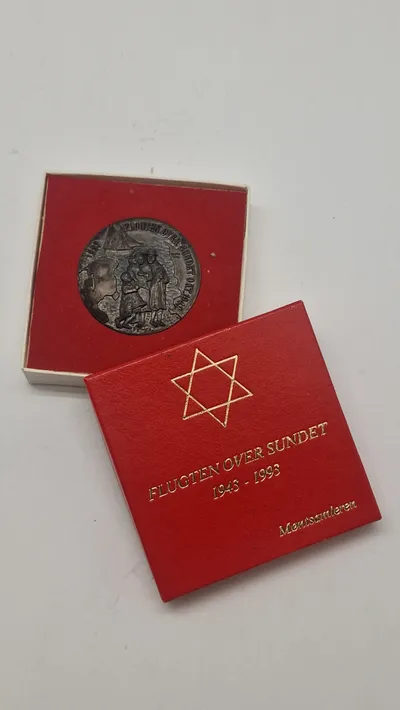 Mindemedalje “Flugten over Sundet", udgivet i 1993 for at markere 50-året for redningen af de danske jøder i 1943.