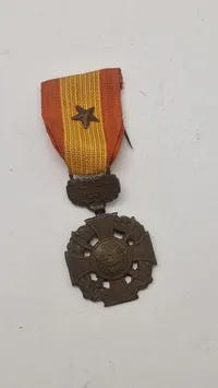 Sydvietnamesisk Gallantry Cross (Vietnamesisk: Anh-Dũng Bội-Tinh). Original