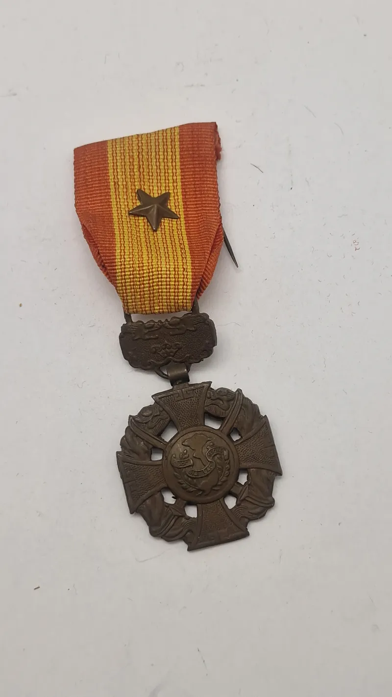 Sydvietnamesisk Gallantry Cross (Vietnamesisk: Anh-Dũng Bội-Tinh). Original