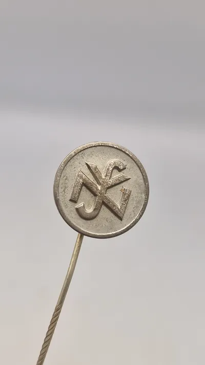 Pin fra den nationalsocialistiske folkefærdsorganisation (NSV) fra Tyskland under ww2. Original