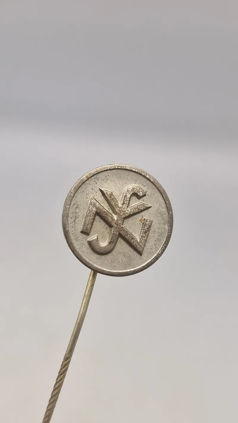 Pin fra den nationalsocialistiske folkefærdsorganisation (NSV) fra Tyskland under ww2. Original