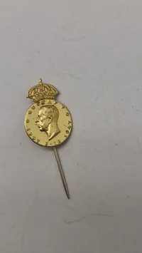 Pin fra Det Kongelige Patriotiske Samfund, der ærer Kong Gustaf V i anledning af hans 90-års fødselsdag i 1947. Original