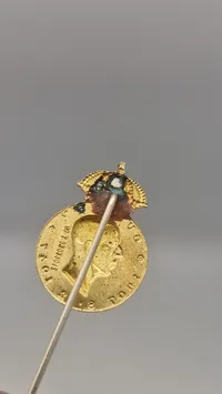 Pin fra Det Kongelige Patriotiske Samfund, der ærer Kong Gustaf V i anledning af hans 90-års fødselsdag i 1947. Original