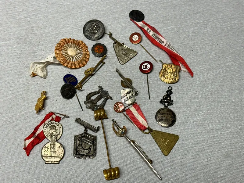 Samling diverse pins
