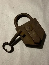 Original hængelås med tilhørende nøgle fra 1800 tallet