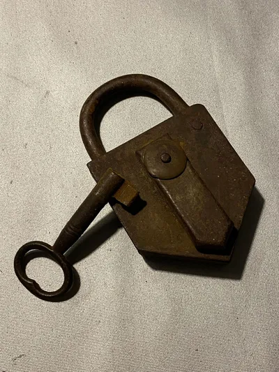 Original hængelås med tilhørende nøgle fra 1800 tallet
